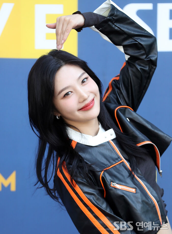 [Throwback] Red Velvet’s JOY Masters the Heart Pose