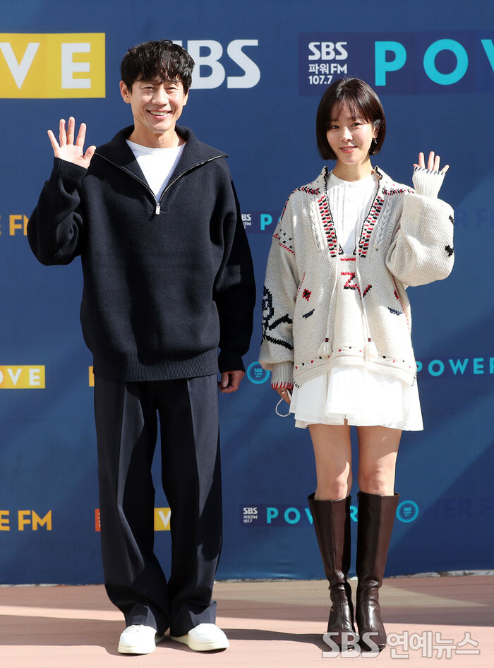 [Throwback] Shin Ha Kyun and Han Jimin Bring Star Power to the Cultwo Show