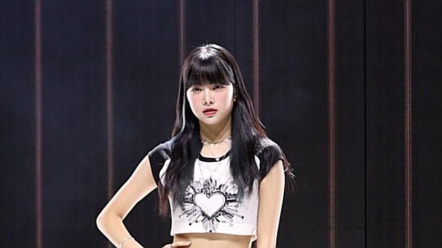 [Throwback] LE SSERAFIM's HONG EUNCHAE Stuns at 'Antifragile' Media Showcase