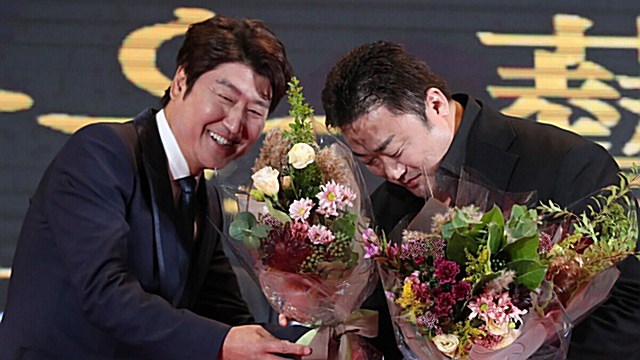 [E포토] 마동석, '송강호 선배의 축하 받으며'