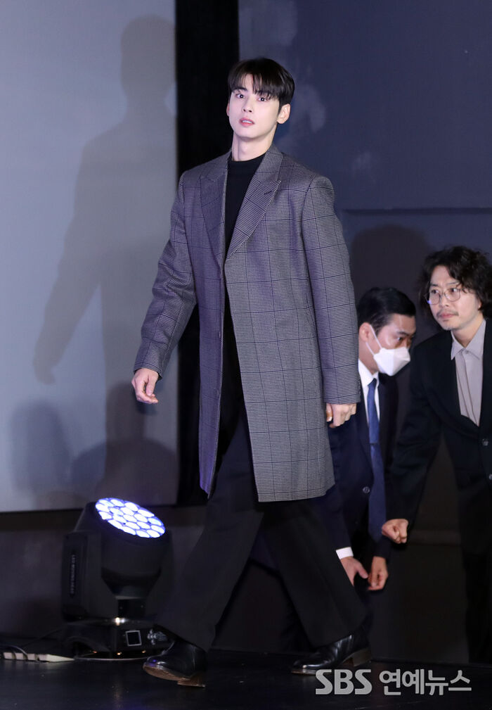 [Throwback] CHA EUNWOO Switches to Leading-Man Mode at 'Decibel' Production Briefing