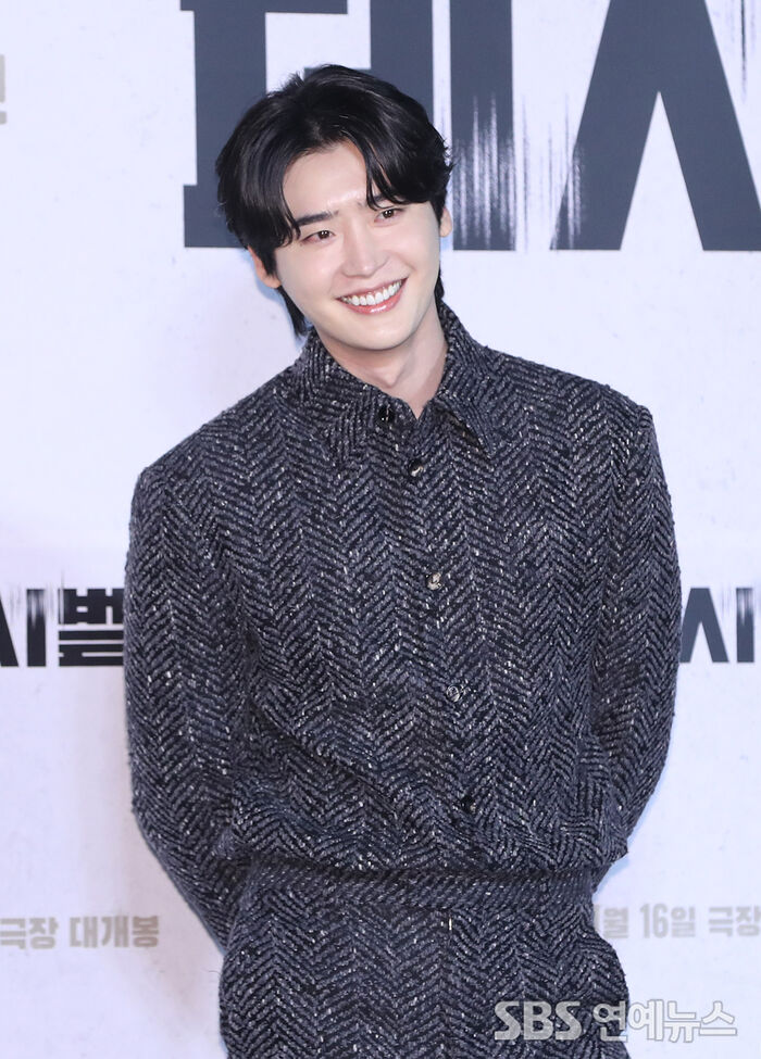 [Throwback] Lee Jong-suk Teases a 'Two-Faced' Villain in Decibel