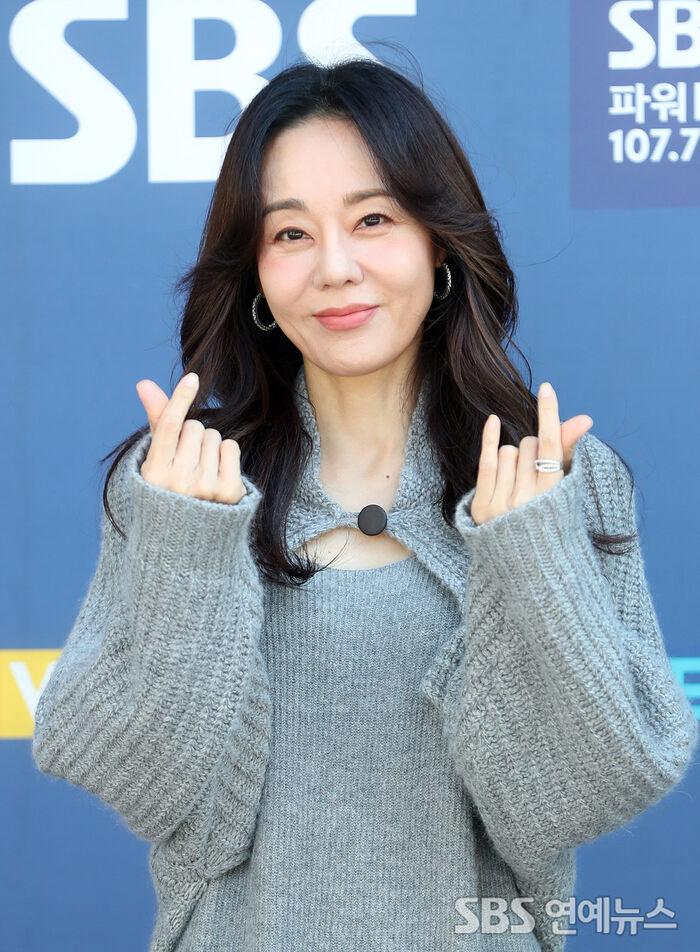 [Throwback] Kim Yun-jin Charms With Graceful Smile and Finger Hearts