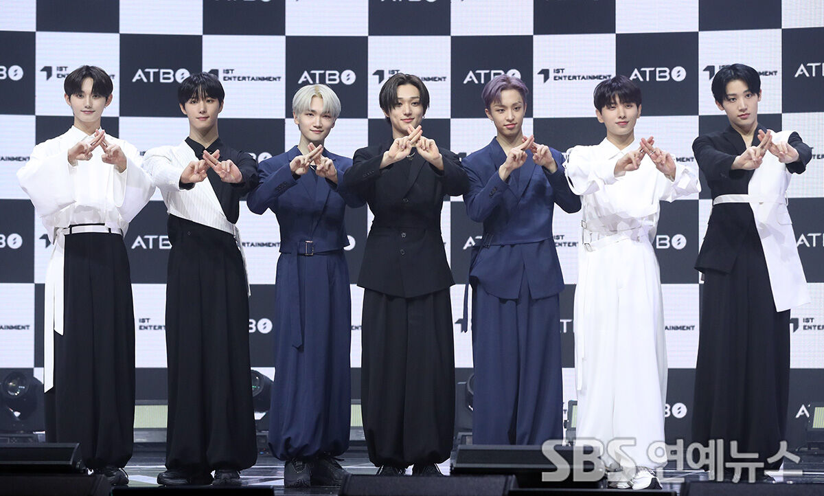 [E포토] ATBO, '한 달 만에 초고속 컴백'