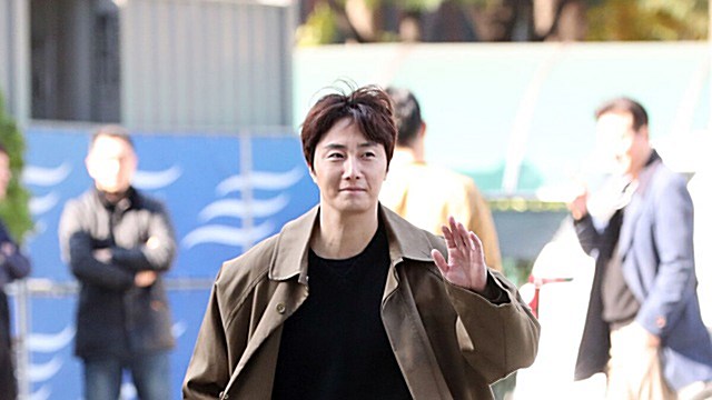 [E포토] 정일우, '손만 흔들어도 멋짐이 뚝뚝'