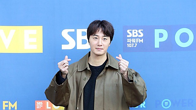 [E포토] 정일우, '코트로 가을 분위기 완성'