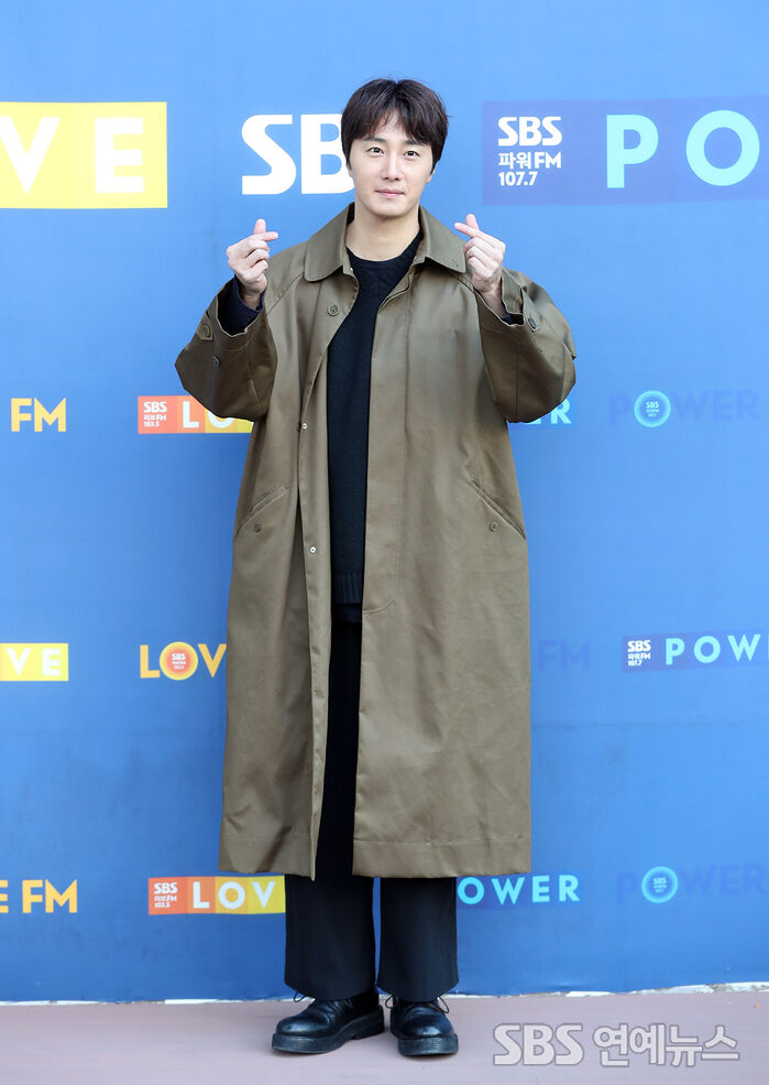 [Throwback] Jung Il Woo Serves Peak Fall in a Classic Coat