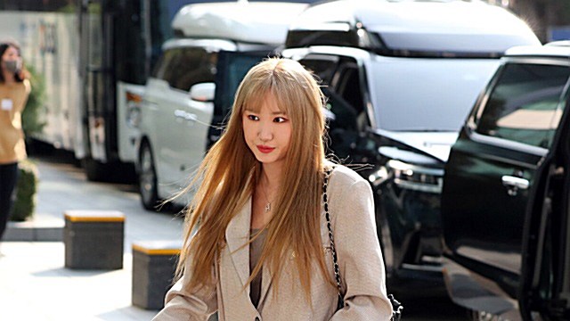 [Throwback] EXID's ELLY Serves Head-to-Toe Fall Vibes