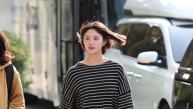 [Throwback] EXID's JEONGHWA Turns Heads With a Swingy Bob and a Spring in Her Step