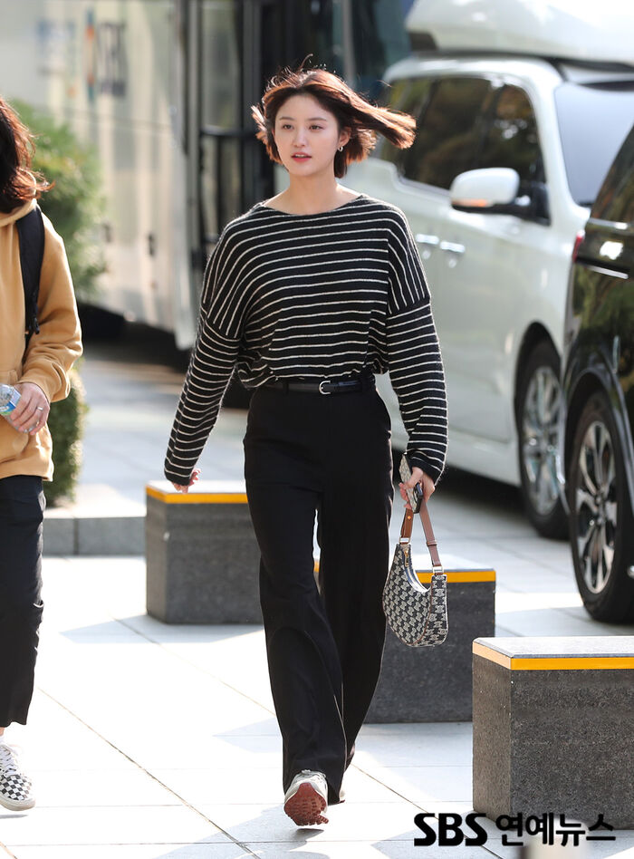 [Throwback] EXID's JEONGHWA Turns Heads With a Swingy Bob and a Spring in Her Step
