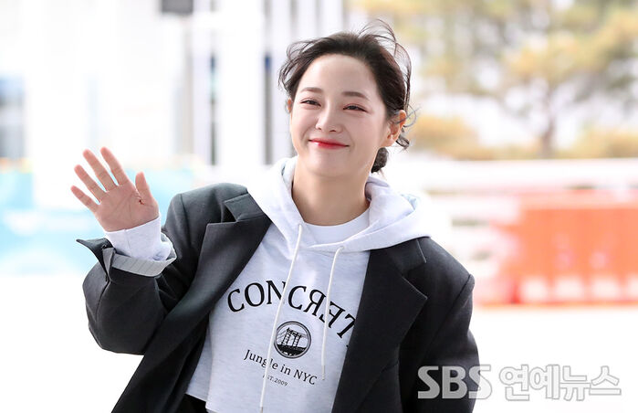 [Throwback] Kim Sejeong Heads to Jakarta, Flashes a Bright Smile for Fans