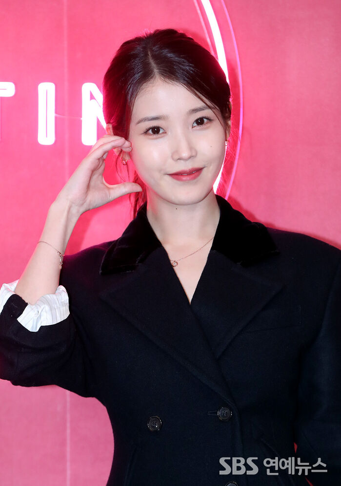 [Throwback] IU Serves Sweet Finger Hearts at Seoul Jewelry Pop-Up