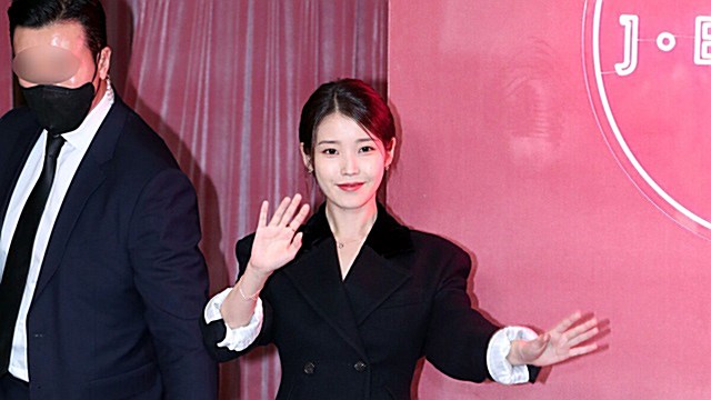 [Throwback] IU Waves Like a Real-Life Doll