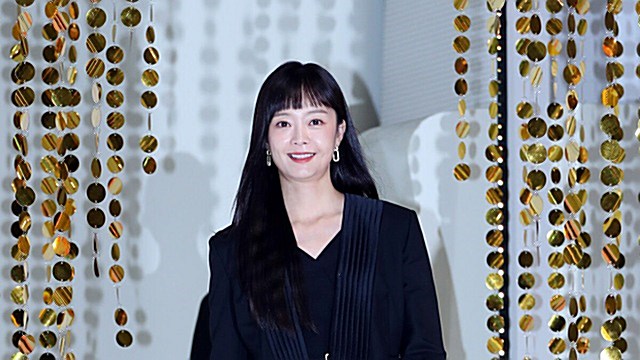 [Throwback] Jeon So-min Nails Head-to-Toe Black With a Playful Strut