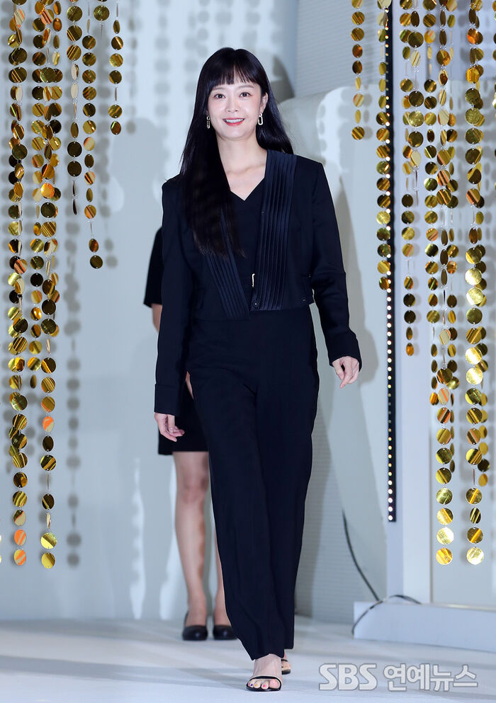 [Throwback] Jeon So-min Nails Head-to-Toe Black With a Playful Strut