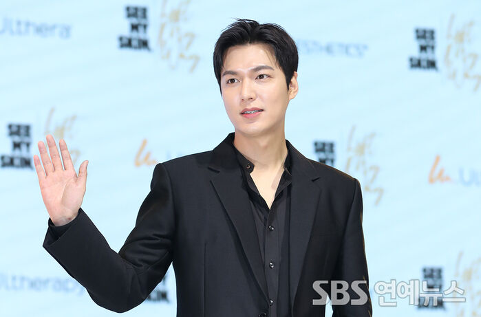 [Throwback] Lee Minho Is Effortlessly Charming With Just a Wave