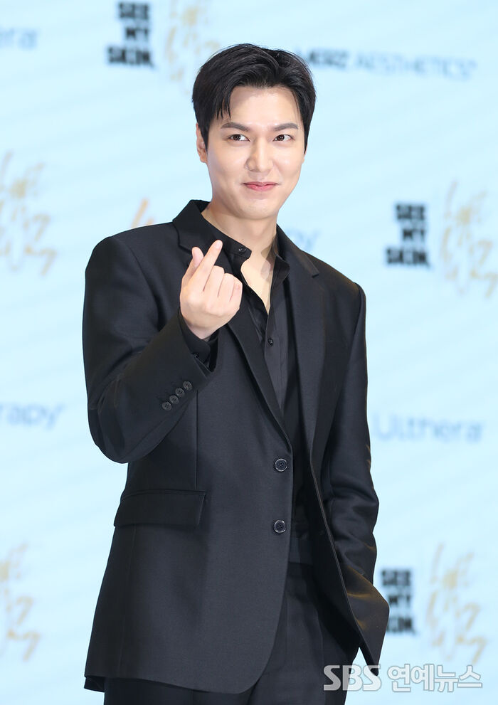 [Throwback] Lee Minho's Charismatic Heart Pose Has Fans Swooning