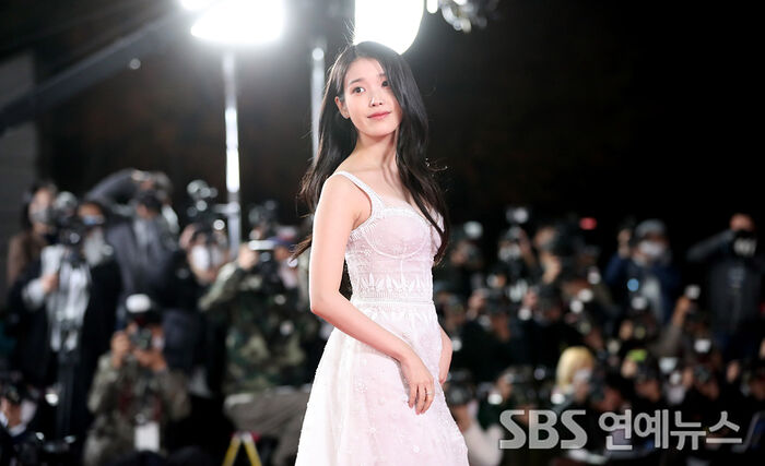 [Throwback] IU Owns the Red Carpet Like a True 'Celebrity'