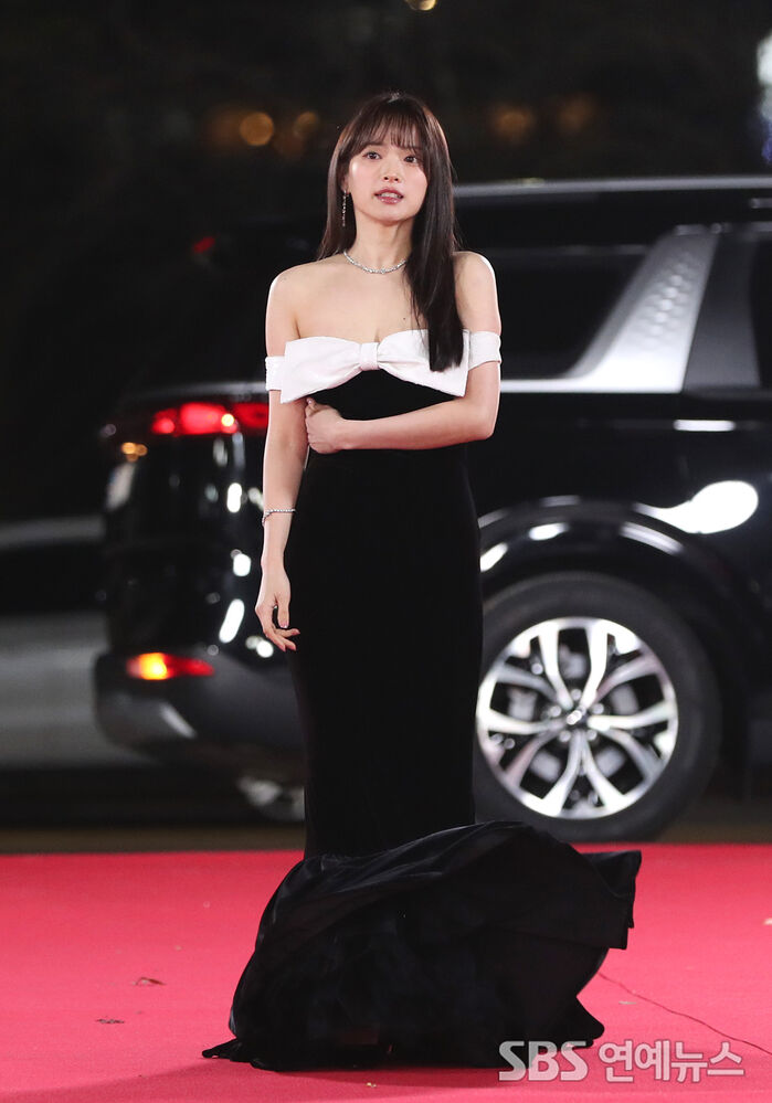 [Throwback] Chun Woo-Hee Stuns in an Elegant Off-the-Shoulder Gown