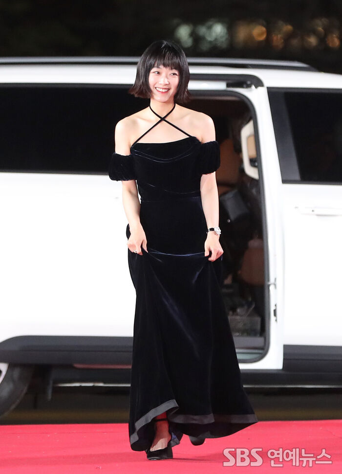 [Throwback] Lee Youmi Keeps It Cute on the Blue Dragon Red Carpet