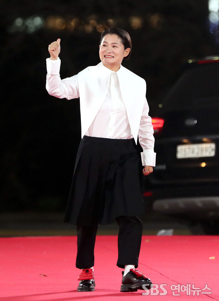 [Throwback] Kim Shin Young Lights Up the Blue Dragon Red Carpet