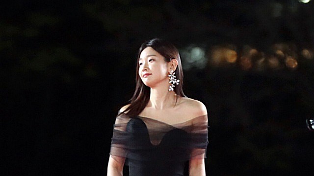 [Throwback] Park So-dam Stuns in an Elegant Sheer Gown at the Blue Dragon Film Awards