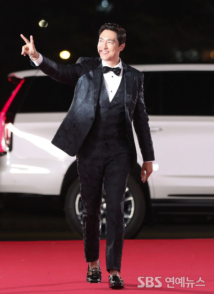 [Throwback] Daniel Henney Steals the Spotlight at the Blue Dragon Awards