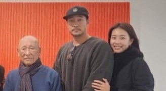 "꼭 낀 팔짱"...소지섭♥조은정, 결혼 2년 만에 첫 포착