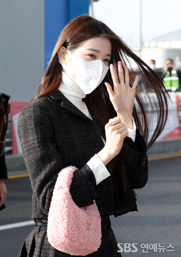 [Throwback] IVE's JANG WONYOUNG Flashes a Bright Smile En Route to MAMA