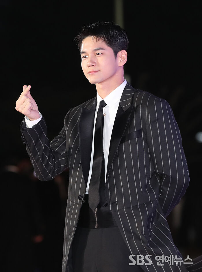 [Throwback] Ong Seongwu Brings Heart Hands and Classic Charm to the Grand Bell Awards Red Carpet