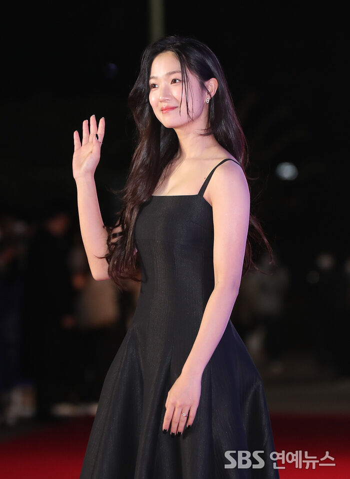 [Throwback] Kim Hyeyoon Returns to Her Alma Mater for the Grand Bell Awards Red Carpet