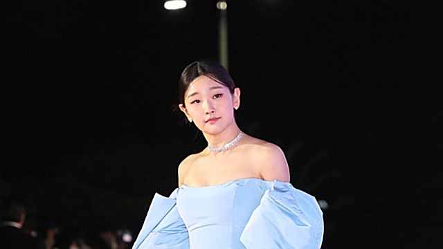 [Throwback] Park So-dam Is a Vision in Sky-Blue at the Grand Bell Awards