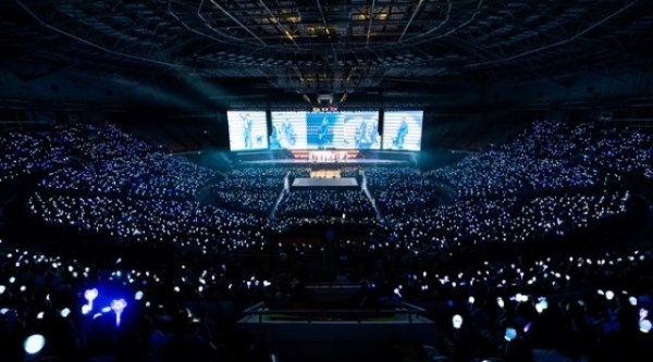 아이유&middot;효민도 반했다...god,하늘색으로 물들인 3시간의 축제