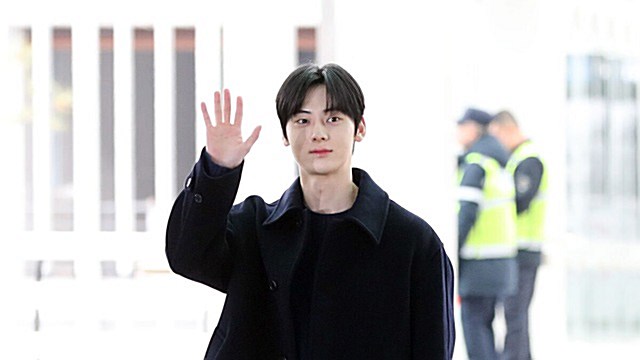 [Throwback] Hwang Minhyun Turns the Airport Into a Runway on His Way to the 2022 Asia Artist Awards