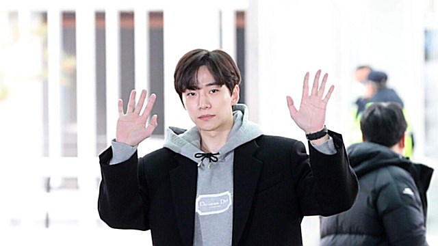 [Throwback] JUNHO Serves Hoodie-and-Coat Airport Look