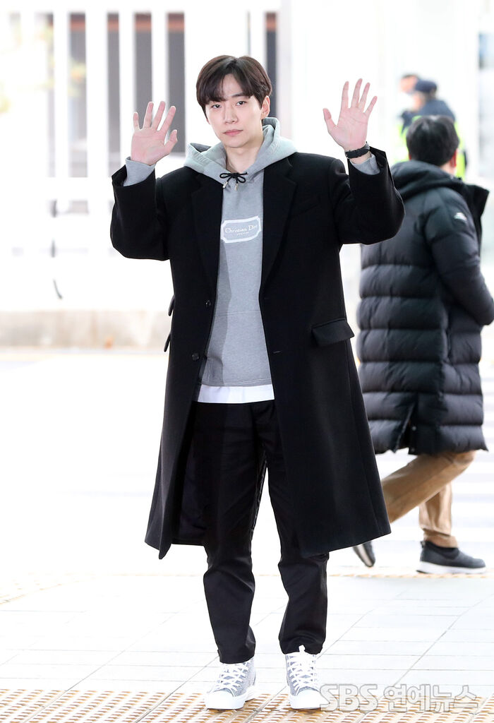 [Throwback] JUNHO Serves Hoodie-and-Coat Airport Look