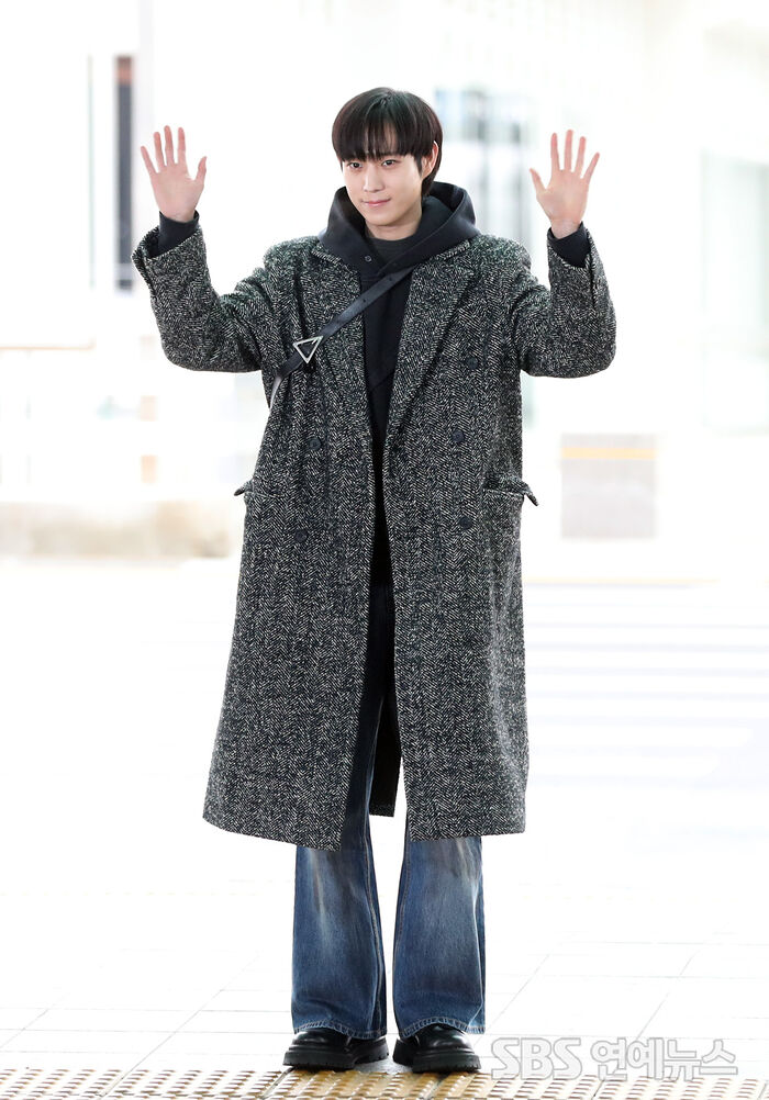 [Throwback] Kim Young Dae Gives Off Gang Dong-won Vibes at the Airport
