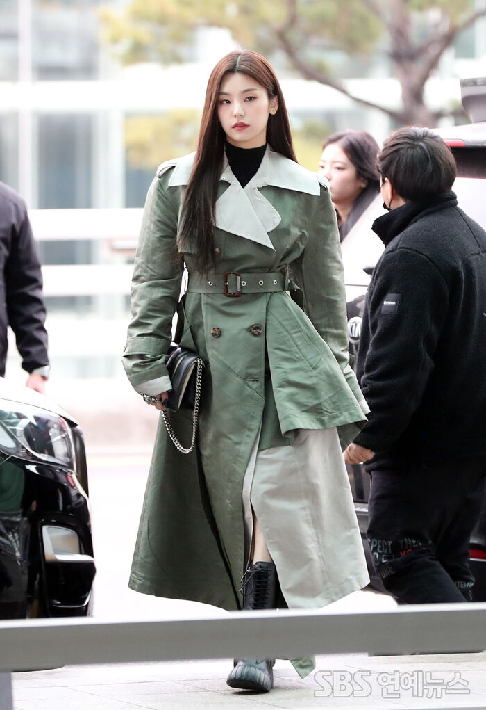 [Throwback] YEJI of ITZY Brings Runway Energy to the Airport