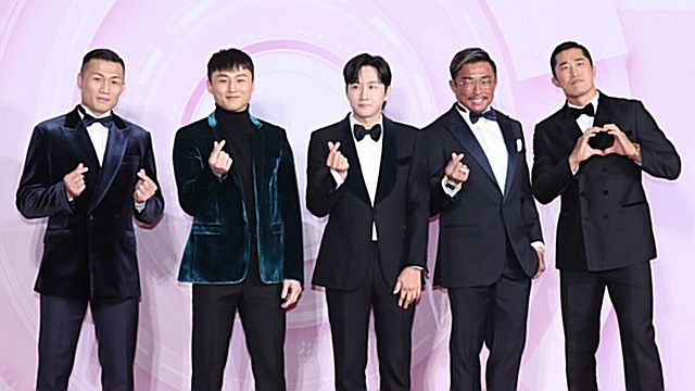 [E포토] 정찬성-최두호-이용진-추성훈-김동현, '파이터들의 하트 공격'