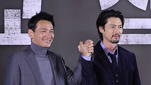 [E포토] 황정민-현빈, '교섭에서 만나는 끈끈한 케미'