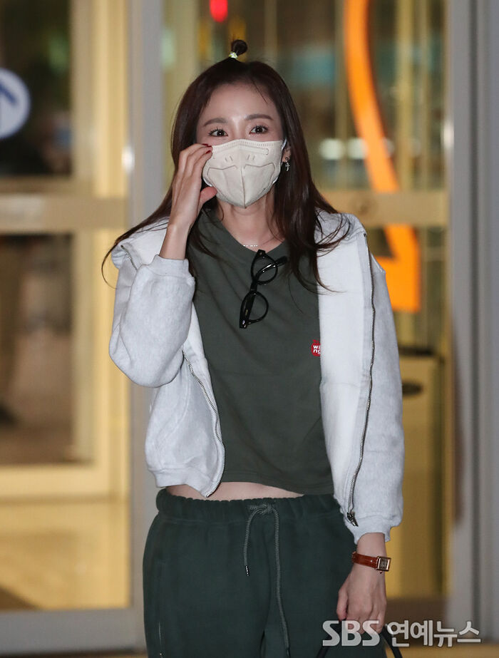 [Throwback] Sandara Park Serves Playful Top Ponytail, Heart Pose at the Airport
