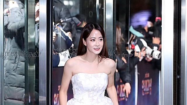 [E포토] 류현경, '미모도 드레스도 반짝반짝'