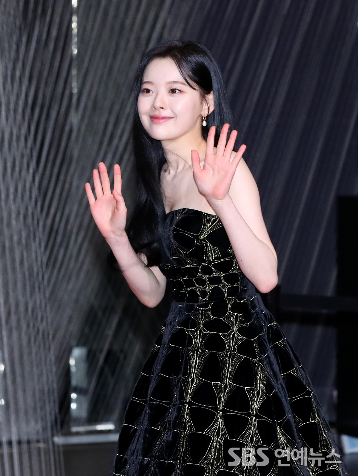 [E포토] 한수아, '라이징 스타의 화려한 드레스 자태'