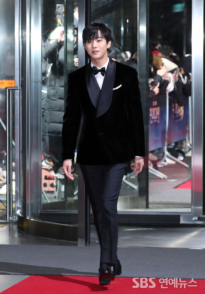 [Throwback] AHN HYO SEOP Lights Up the Red Carpet at the 2022 SBS Drama Awards