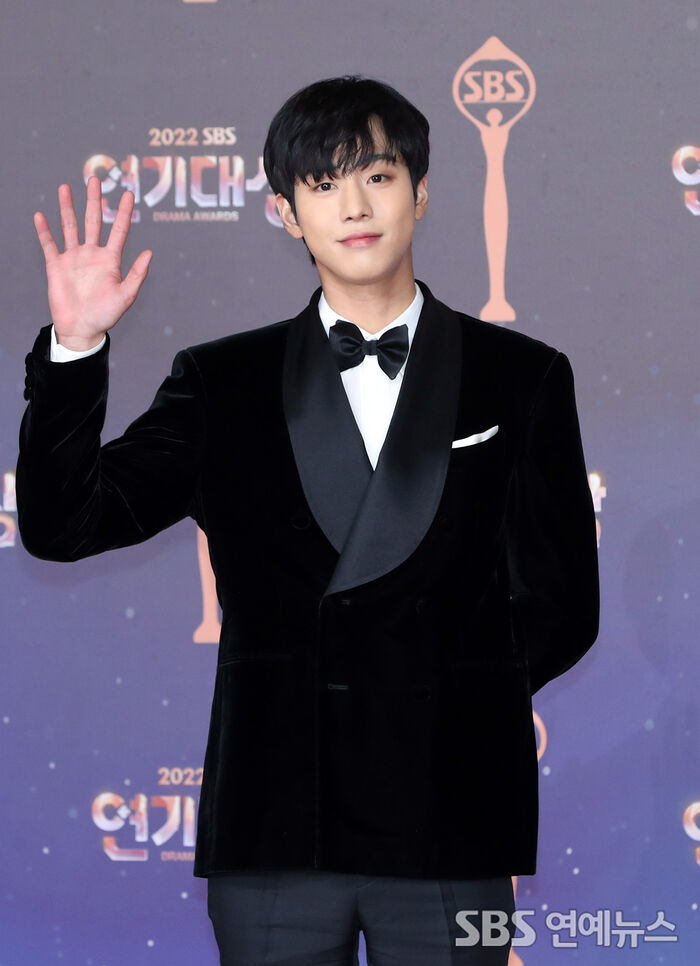 Ahn Hyo-seop poses at the 2022 SBS Drama Awards