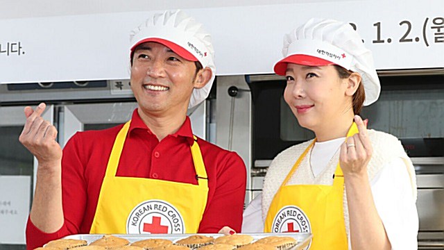 [E포토] 안재욱-소유진, '사랑의 빵 나눔으로 따뜻한 새해'