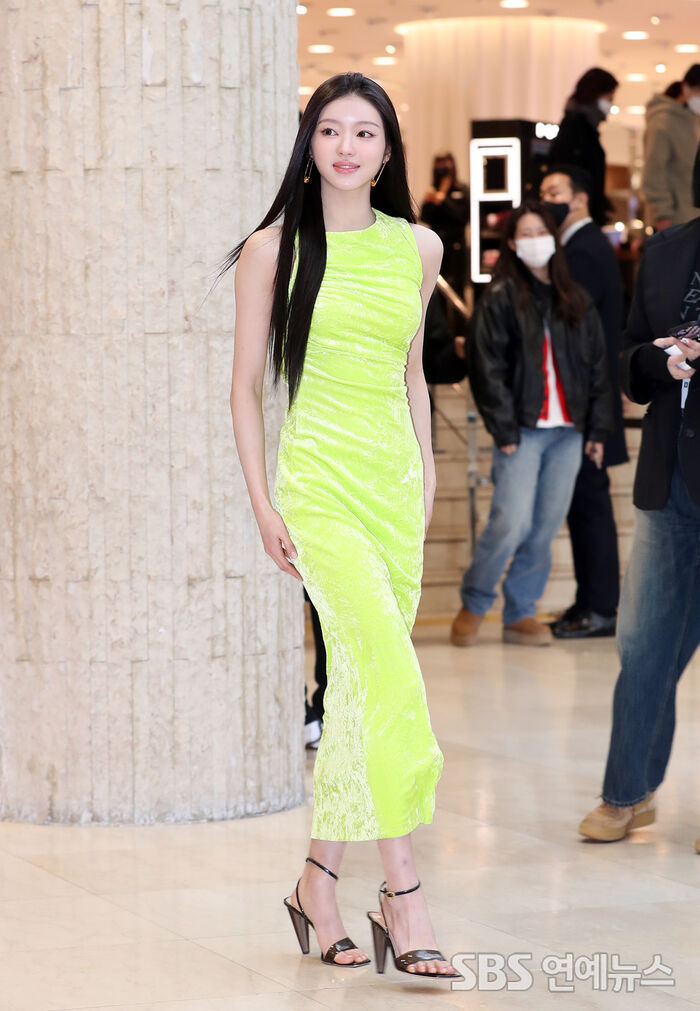 [Throwback] YooA of OH MY GIRL Steals the Spotlight at Beauty Event