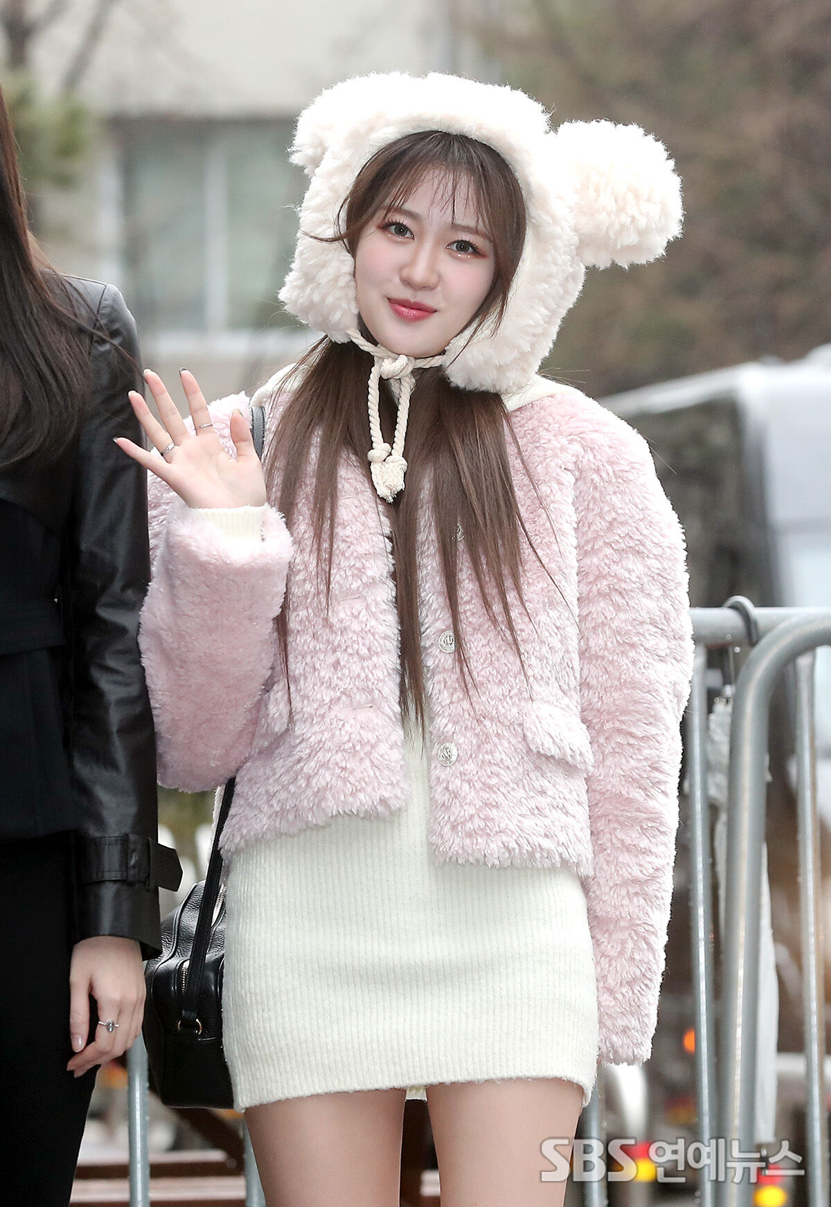 [E포토] 아일리원 아라, '토끼가 손을 흔드네'