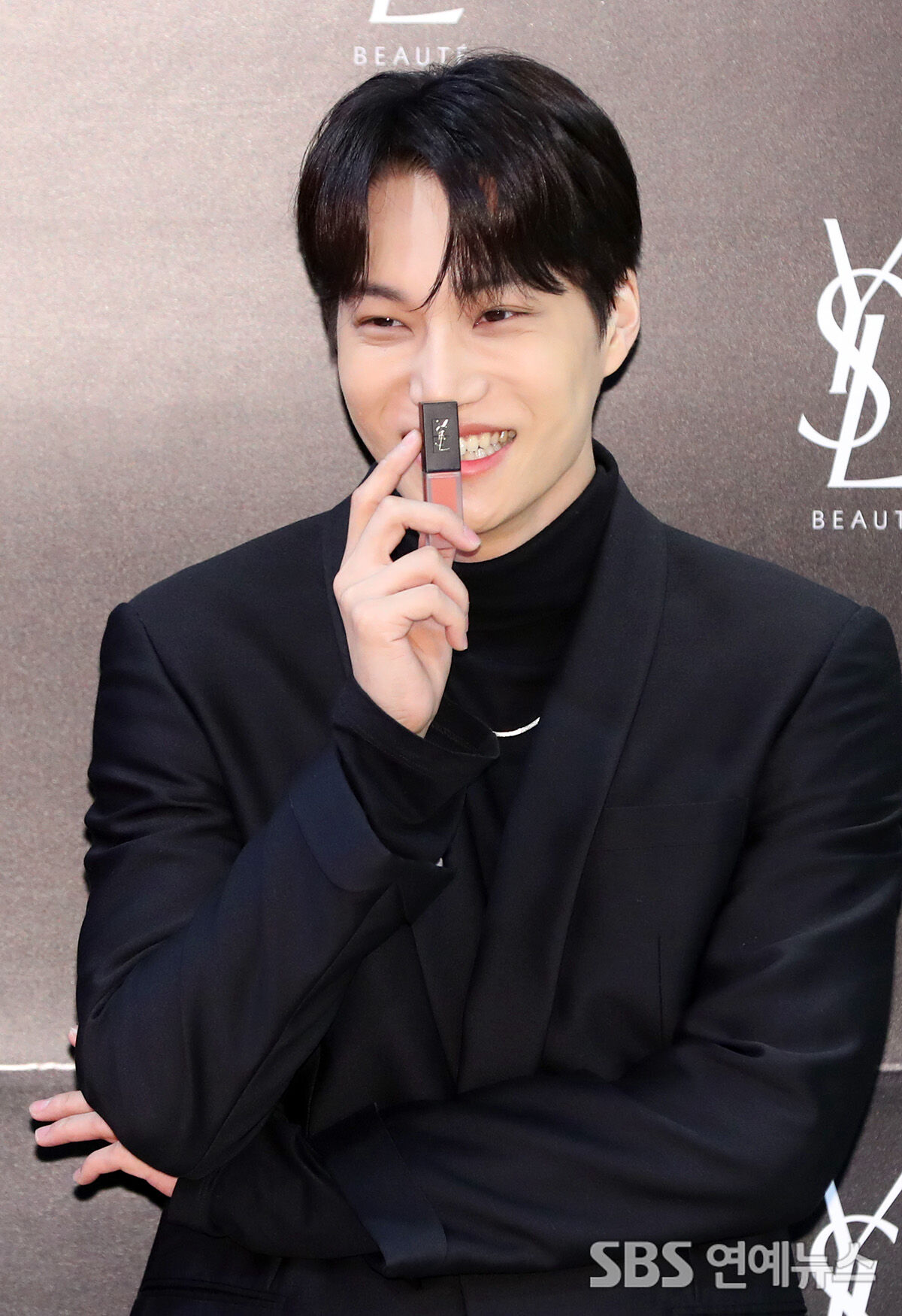 [E포토] 엑소 카이, '루즈 바르는 남자랍니다'