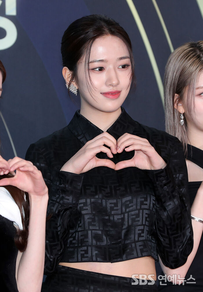[Throwback] AN YUJIN of IVE Stuns at the Seoul Music Awards With Heart Hands